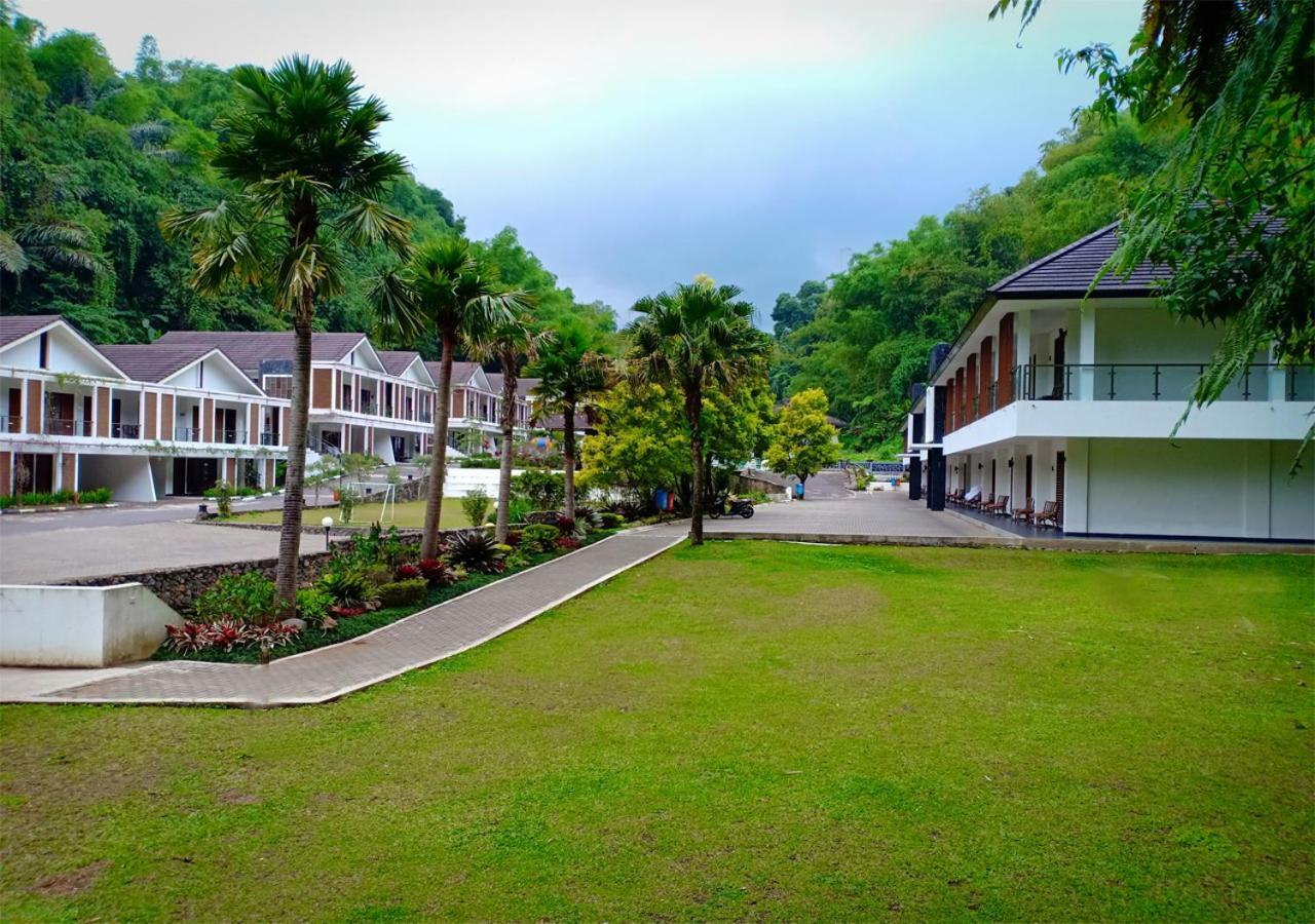 Zuri Resort Cipanas Puncak Exterior photo