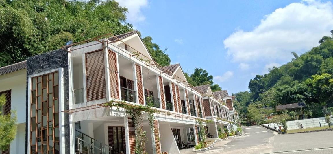 Zuri Resort Cipanas Puncak Exterior photo